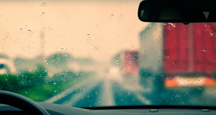 Yağmurda Araba Sürmek